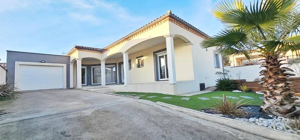 Location de vacances pour 8 personnes, avec terrasse et piscine à Pennautier