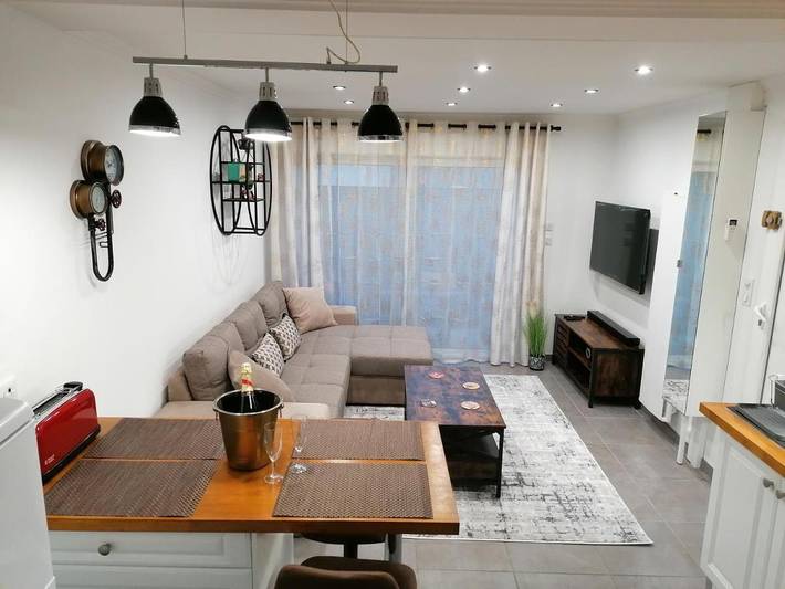 Gîte pour 3 personnes, avec Jacuzzi ainsi que Terrasse et Piscine à Laveyron