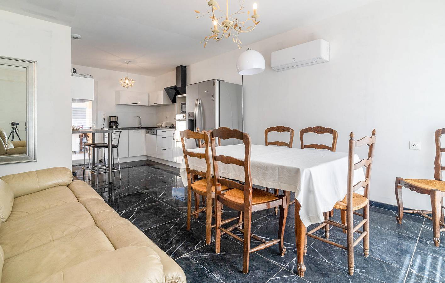 Moderne Wohnung mit Parkplatz & AC 1000m von Châteaurenard in Châteaurenard, Arles und Umgebung