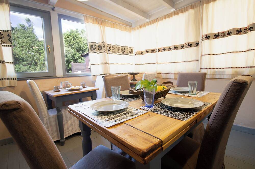 Accogliente Villa Immersa nel Verde con Incantevole Vista Mare in Solanas, Comune di Sìnnia