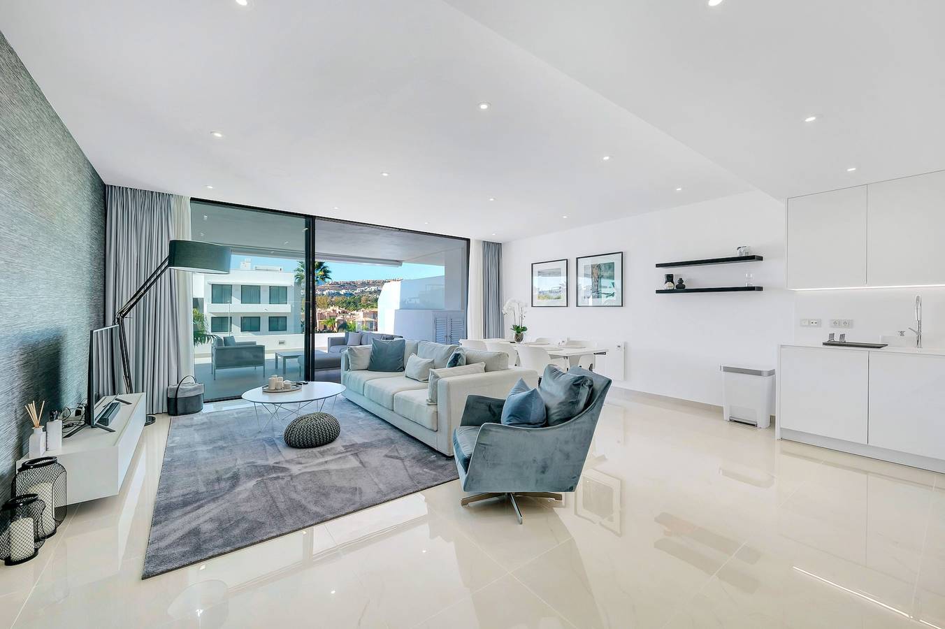 Geheel appartement, Luxe 2-slaapkamer appartement met indrukwekkend 81 m² terras & lagunezwembad in Urbanizacion cataleya, Estepona