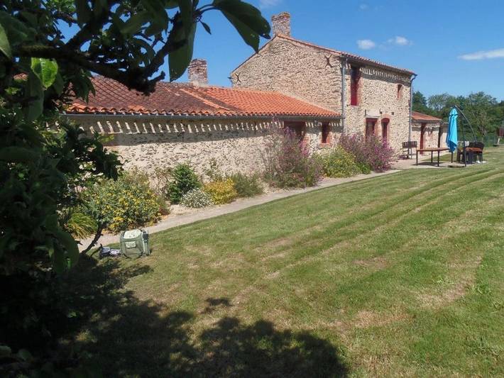 Gîte pour 7 personnes, avec piscine et jardin, animaux acceptés