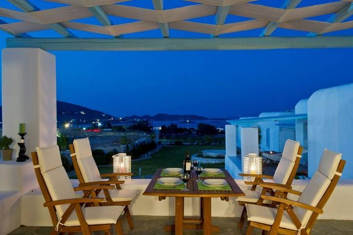 Location de vacances pour 7 personnes, avec Vue sur l’océan et Terrasse ainsi que Jardin et Piscine dans Náoussa