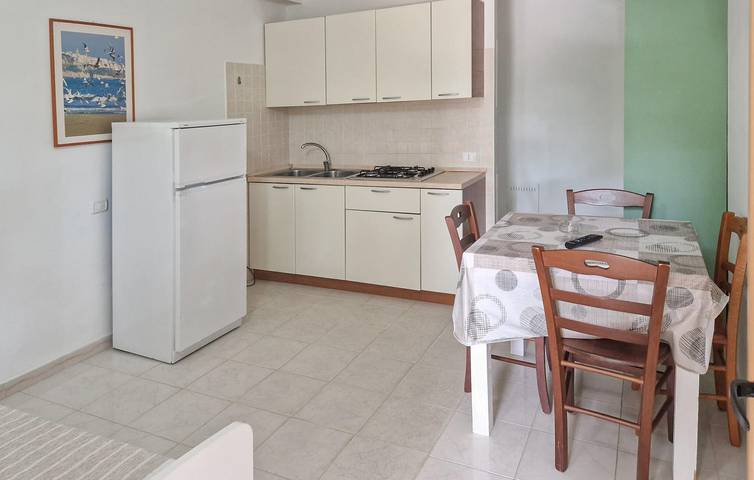 Cool Apartment with Pool, Terrace & Parking 2km from Dietro San Lorenzo Beach in Vieste, Gargano