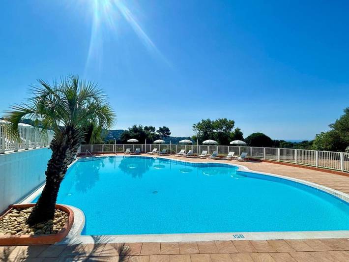 Gîte pour 4 personnes, avec jardin et piscine ainsi que terrasse et vue, animaux acceptés dans Office De Tourisme De La Croix Valmer
