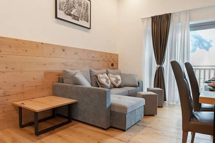 Apartamento entero, Apartamento 'Alpen Blumen Genziana' con vistas a la montaña, terraza y Wi-Fi in San Lorenzo in Banale, Dorsino