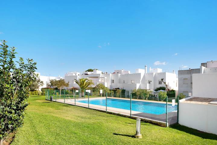 Apartamento entero, Apartamento familiar "Dúplex Tejar con Piscina" con terraza privada, piscina compartida y Wi-Fi in Conil de la Frontera, Costa de la Luz