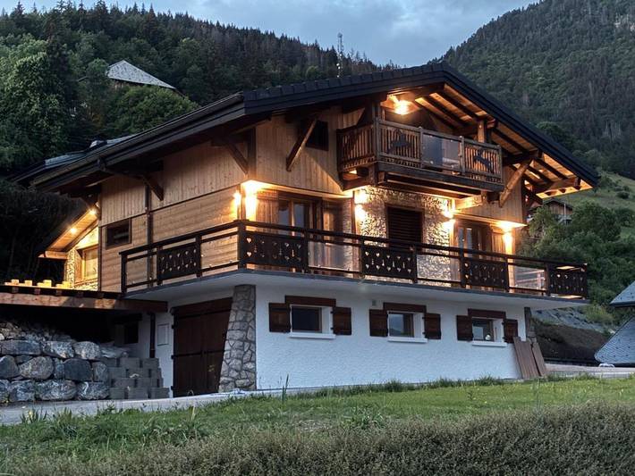 Gîte pour 8 personnes, avec Balcon et Jacuzzi ainsi que Terrasse et Jardin à Chevenoz