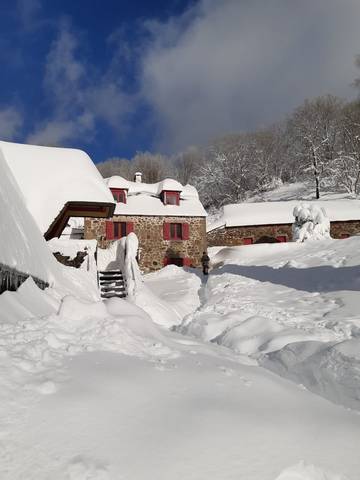 Gîte pour 6 personnes, avec jardin et piscine dans le Cantal