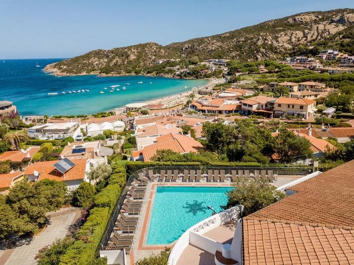 Appartamento, con Balcone e Terrazza nonché Giardino e Piscina a Baia Sardinia