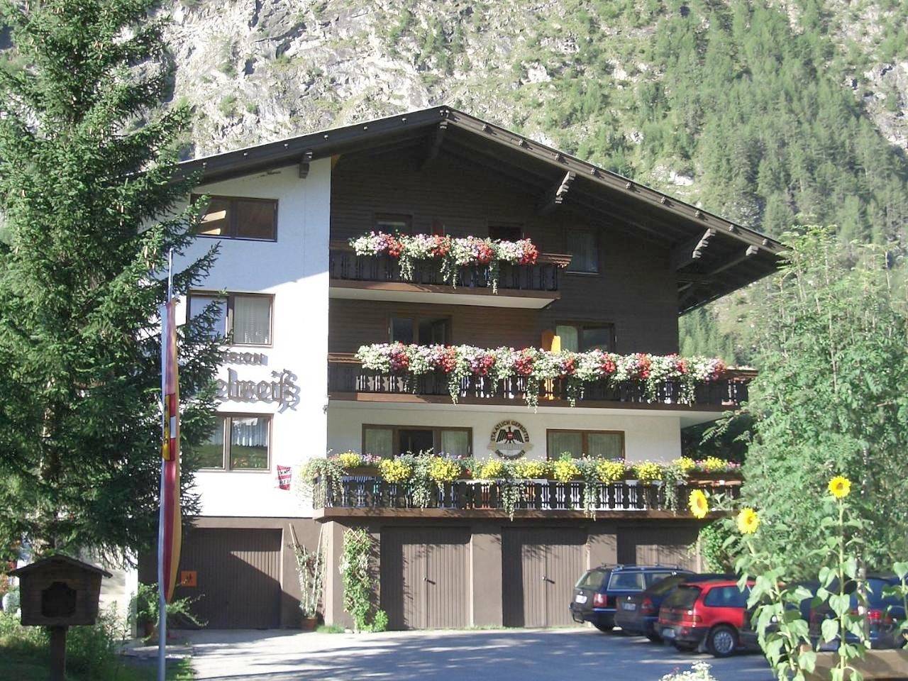 Pension und Apartment Edelweiß in Schobergruppe, Heiligenblut