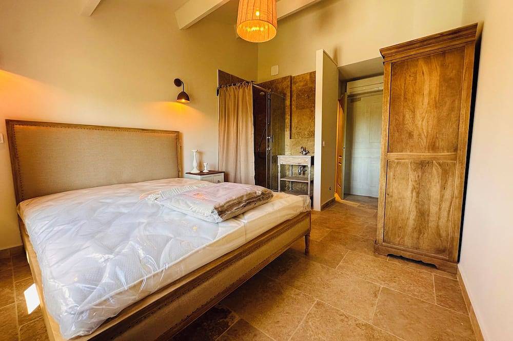 Entire apartment, 2 bedroom, 2 bathroom apartment near Lourmarin - Apartment 2 in Vaugines, Parc naturel régional du Luberon
