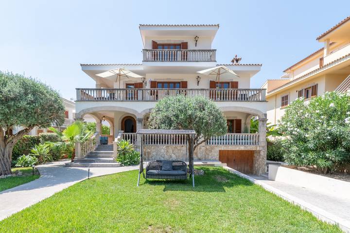 Ferienhaus für 9 Personen, mit Balkon und Garten