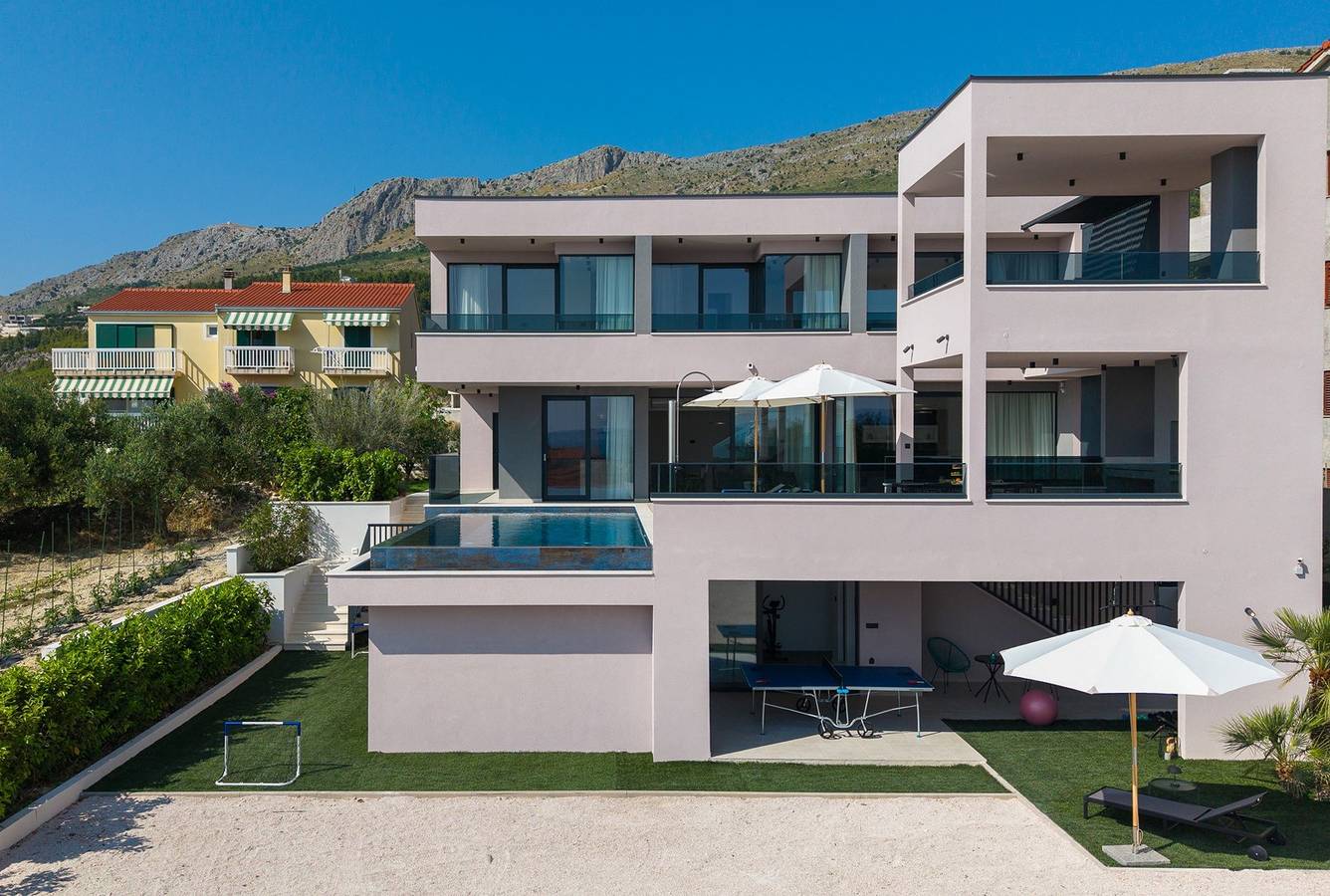 Villa Pavuza – Luxury 4-Bedroom Seaview Villa with Infinity Pool in Podstrana, Near Split in Grljevac (Podstrana), Podstrana