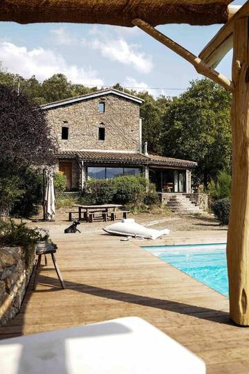 Location de vacances pour 8 personnes, avec piscine et jardin ainsi que vue et terrasse à Notre-Dame-de-la-Rouvière