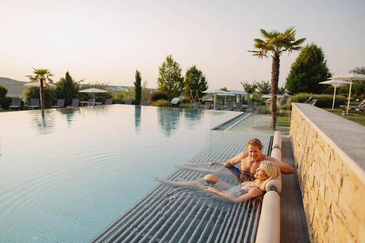 Hotel, mit Terrasse und Whirlpool sowie Garten und Pool in Stegersbach