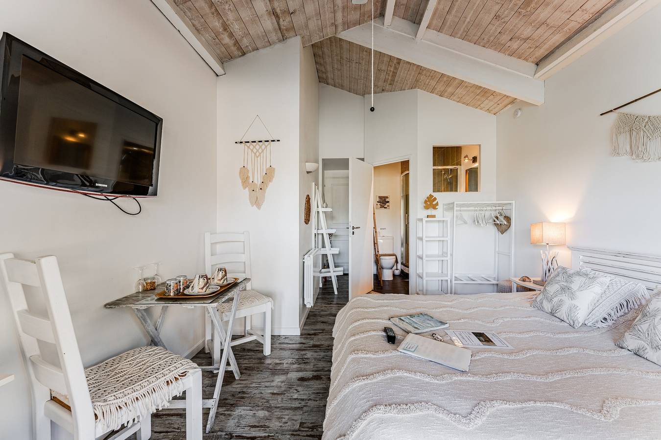 Habitación de huéspedes “Manihi” con vistas al lago, piscina compartida y Wi-Fi in Gujan-Mestras, Region de Arcachon