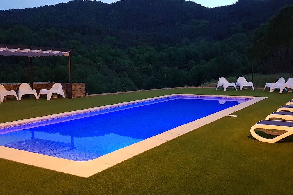 Casa rural de alquiler íntegro con piscina privada para 22 a 100km de Barcelona in Las Llosas, Pirineo Catalan