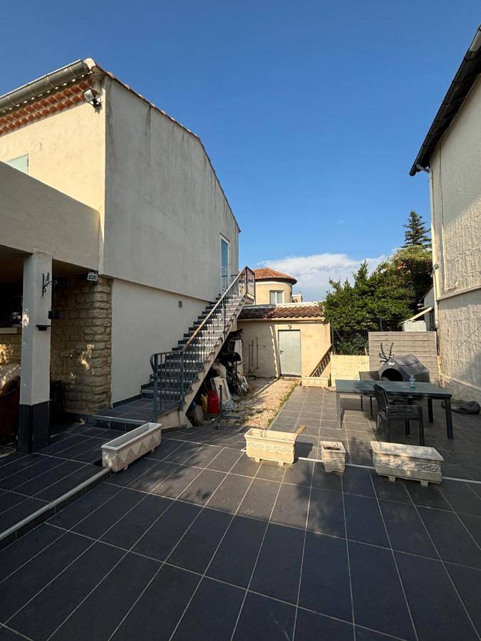 Location de vacances pour 6 personnes, avec balcon et jacuzzi à Aramon