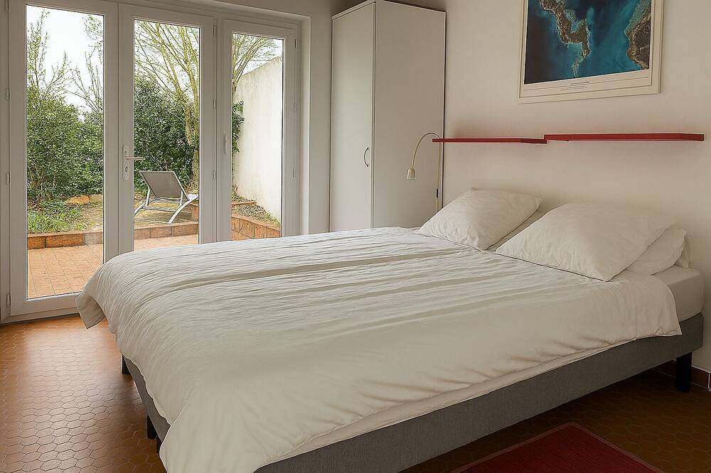 Family home with view and direct access to the beach, in the village center in La Brée-les-Bains, Côte de Beauté