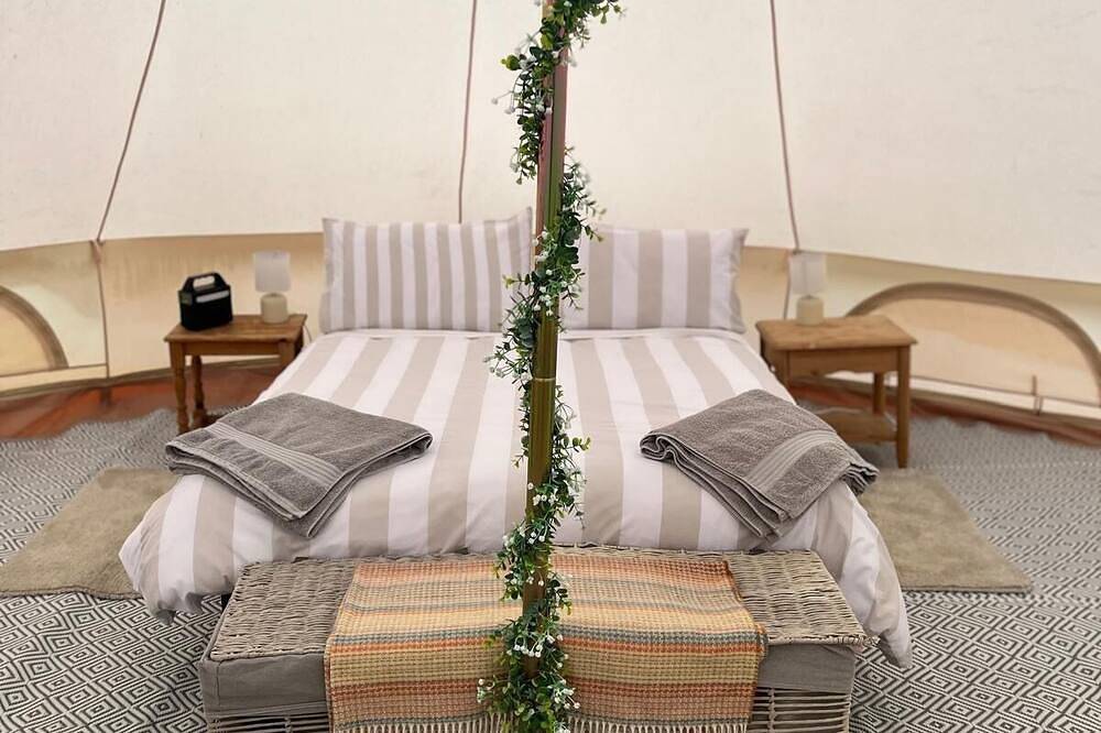 Luxury, cosy bell tent with gorgeous view in Northamptonshire