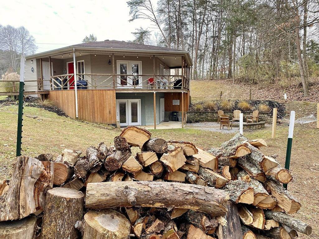 Above J’town Marina, Lcky. boat parking. 3 full baths. pool table. pet friendly. in Lake Cumberland