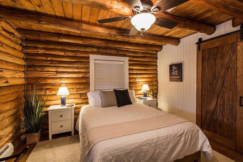 Gemütliche Blockhütte im Wald mit Blick auf den Bach in Lancaster County