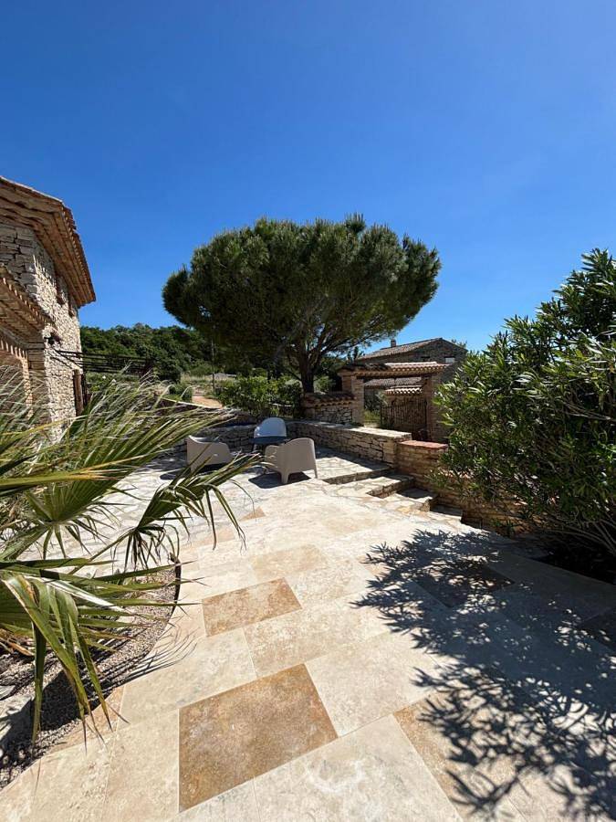 Location de vacances pour 8 personnes, avec vue ainsi que piscine et jardin, animaux acceptés à Larnas - 3