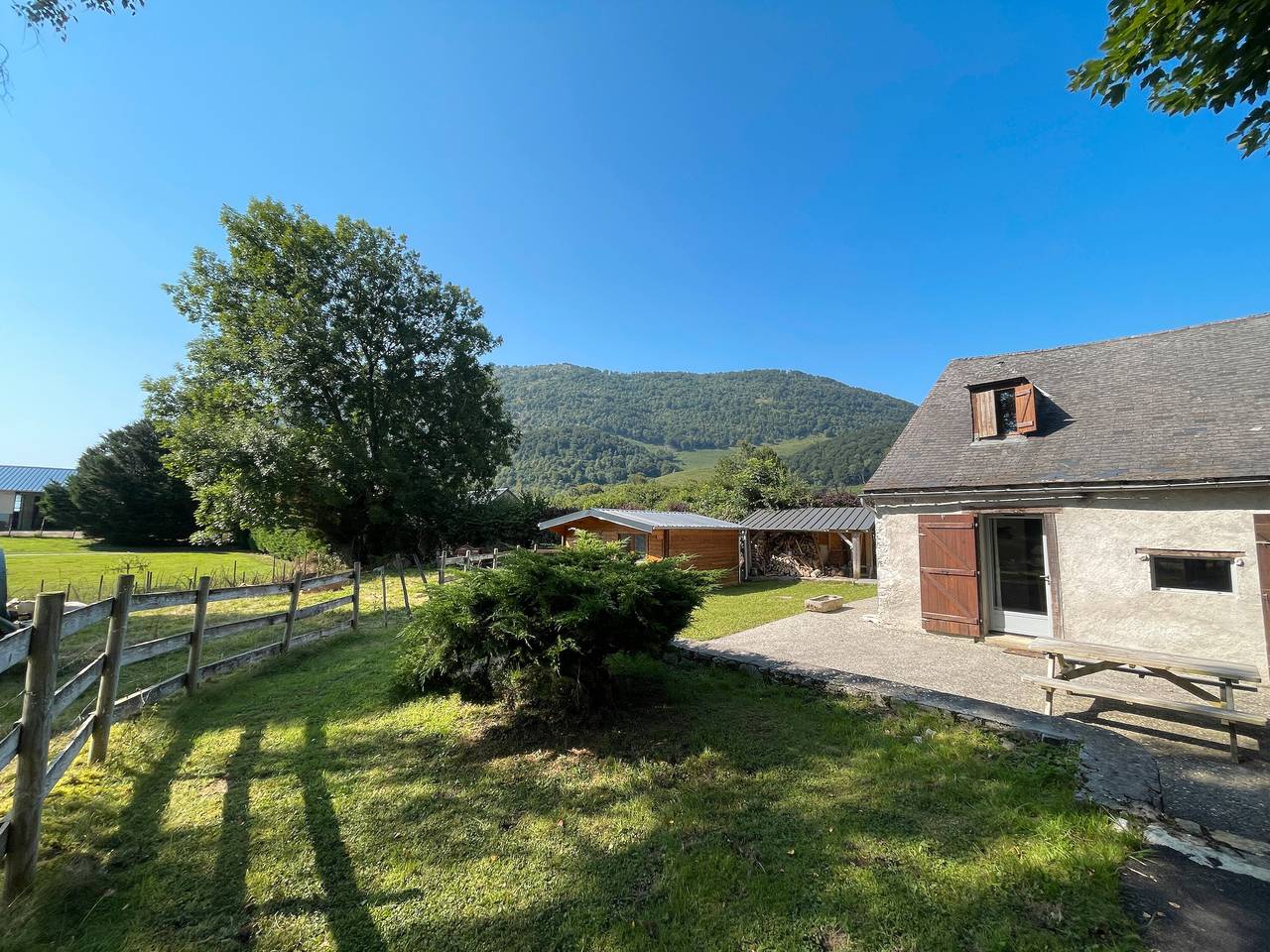 Vakantiehuis 'Ancienne Bergerie' met bergzicht, gedeeld terras en privé tuin in Castet, Béarn