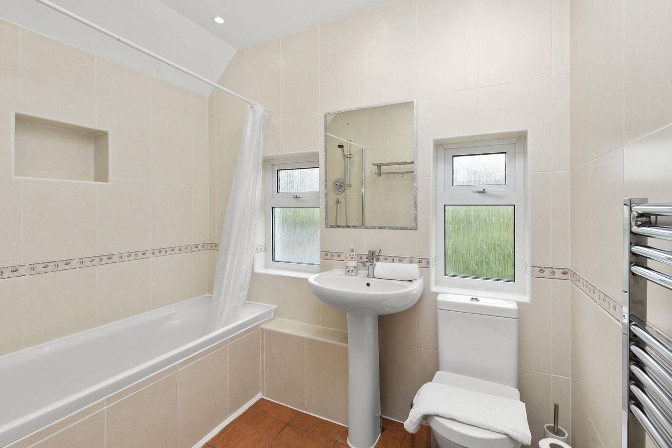 Pebble Corner with Free Parking | By My Getaways in Worthing, Sussex Occidental