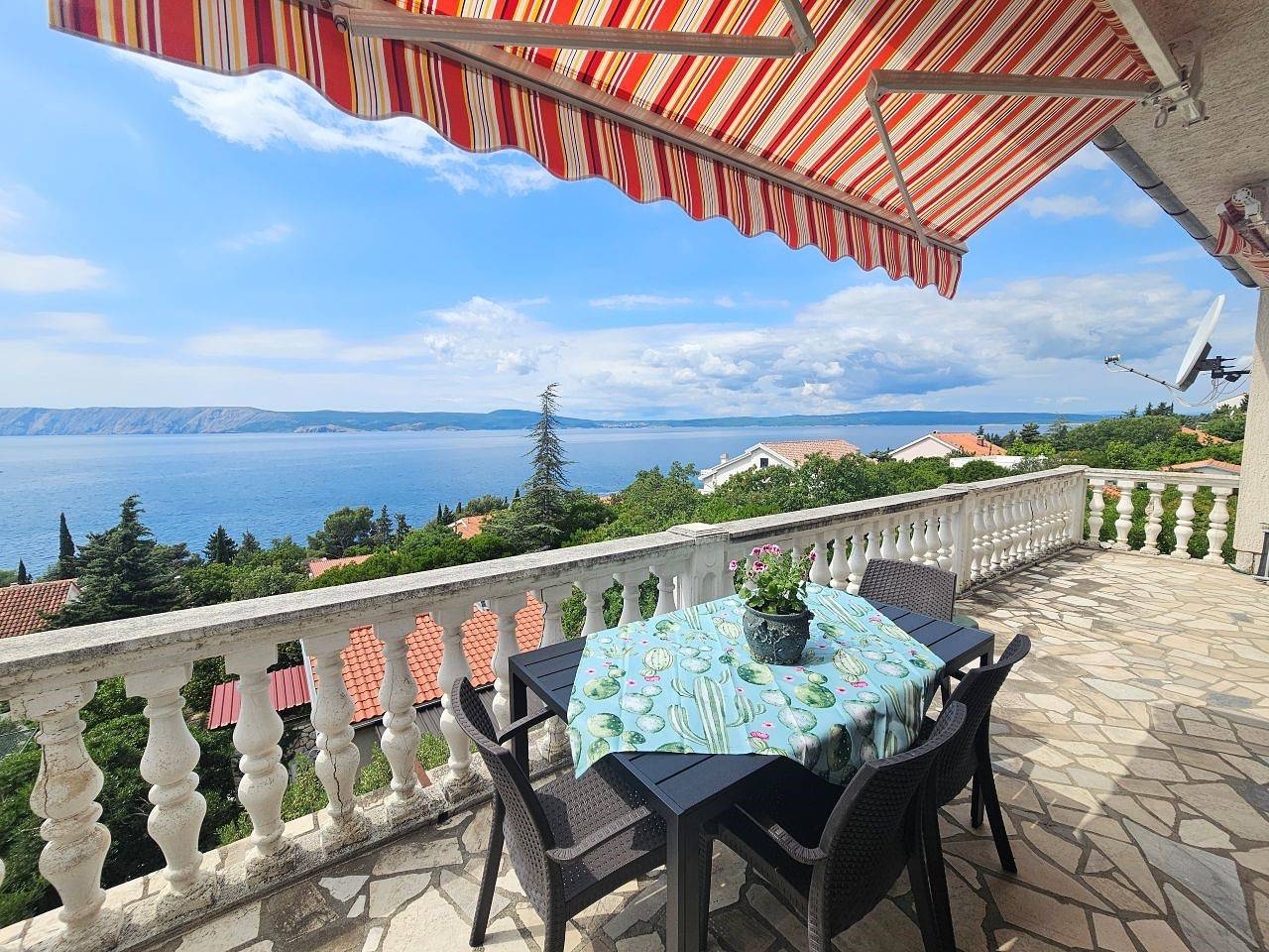 Ganze Wohnung, Apartment mit Balkon und Meerblick in Plaža Bribirska obala, Novi Vinodolski