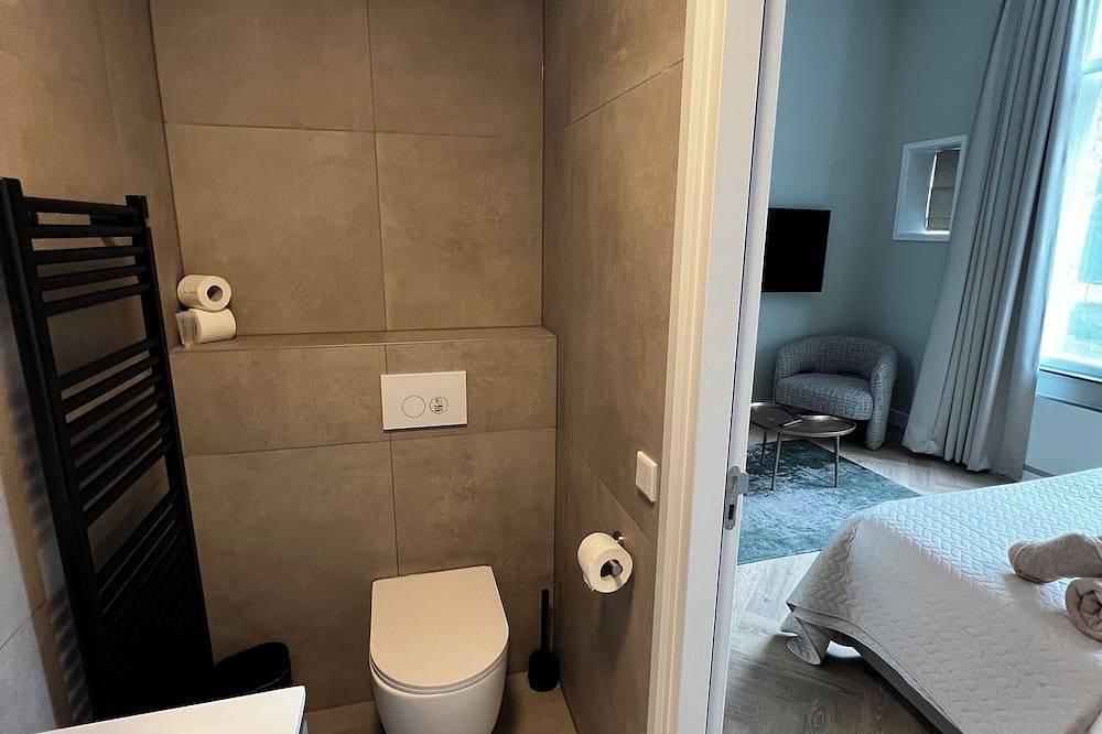 Geheel appartement, Ontspan in deze verfijnde suite, waar modern comfort samenkomt met historische charme. in Tilburg, Noord-Brabant