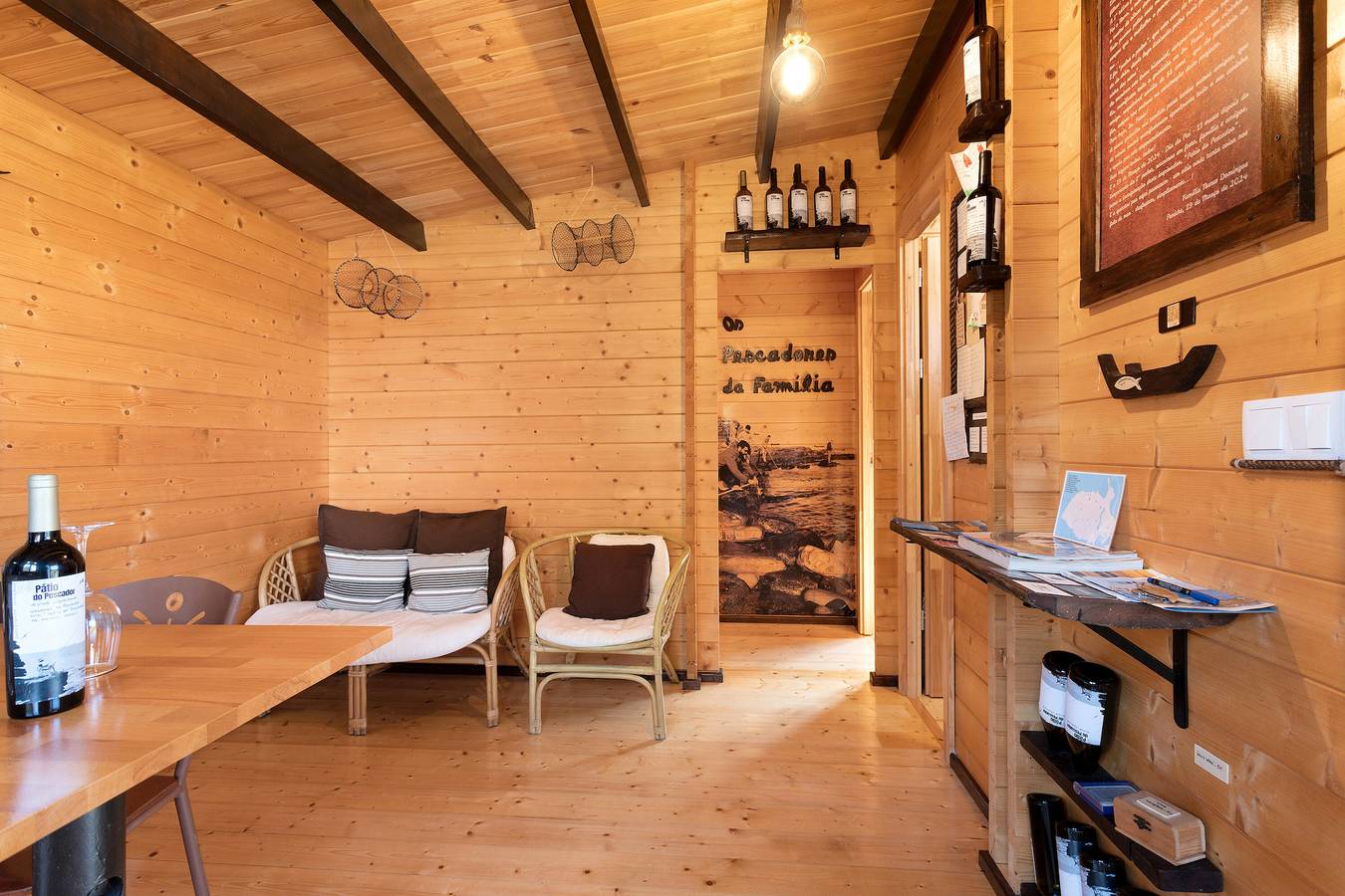 Hütte 'Casa Em Madeira Com Jardim Privado' mit privater Terrasse, privatem Garten und Wlan in Peniche, Leiria District