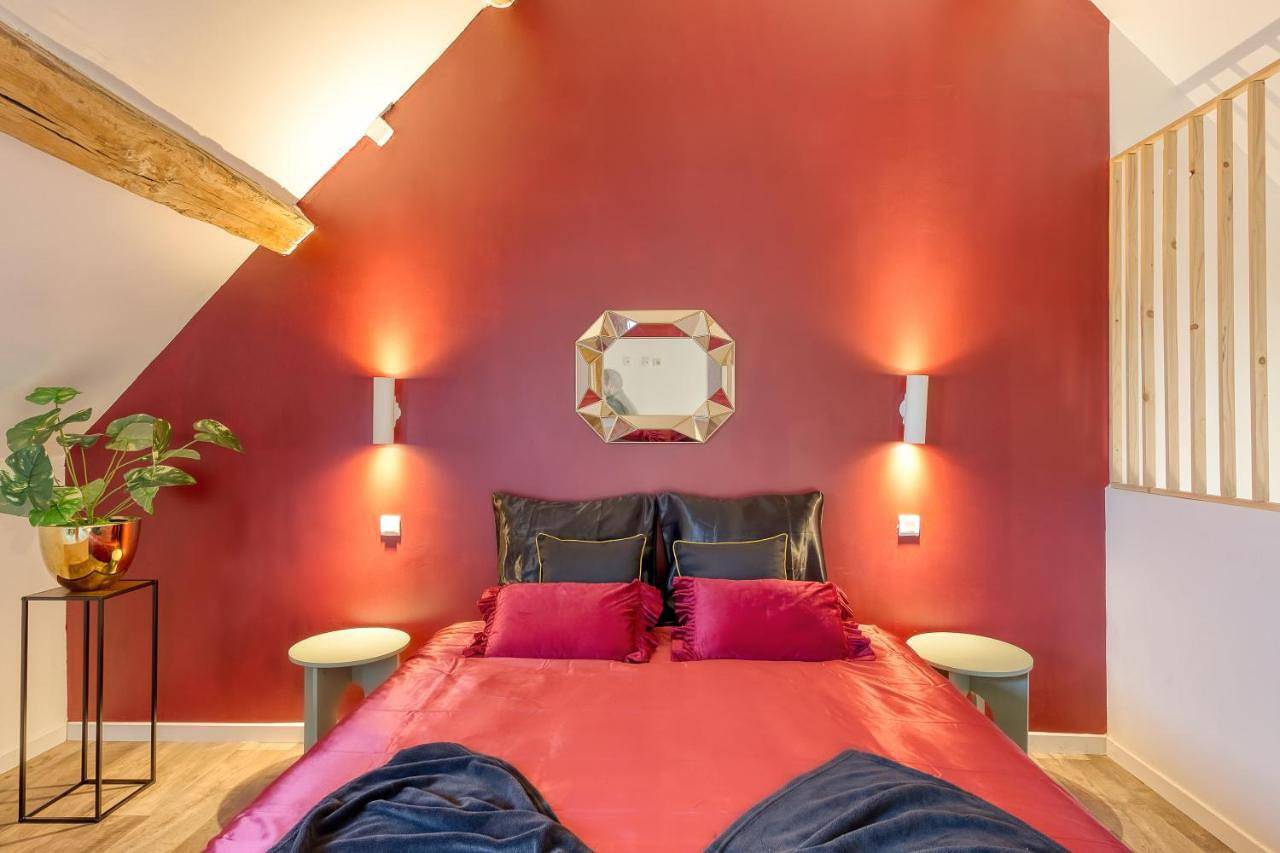 Appartement entier, Red Passion Love room near Disney in Lesches, Seine-et-Marne