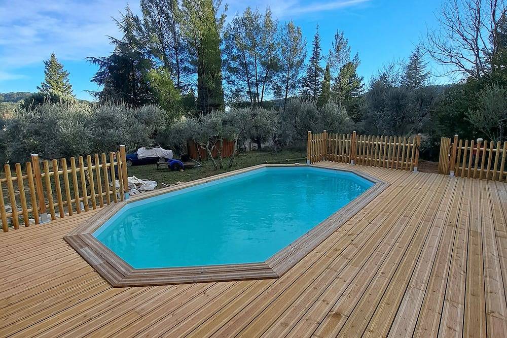 Villa in Provence Verte with swimming pool surrounded by olive trees. in Barjols, Región Brignoles
