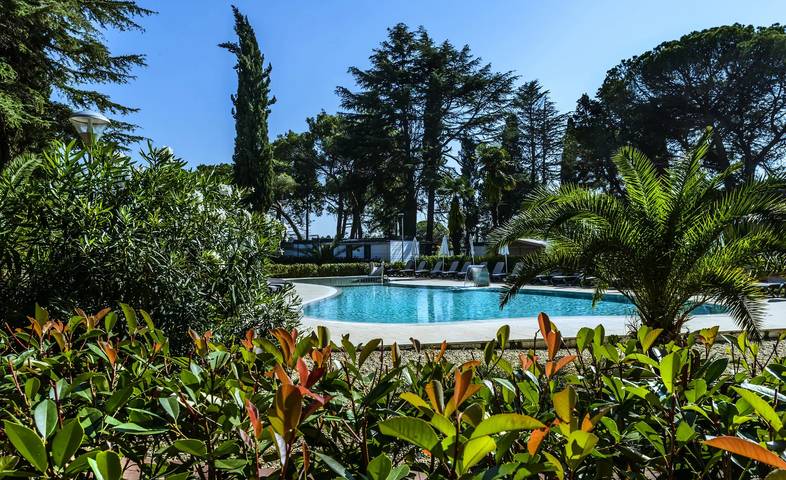 Bungalow für 2 Personen, mit Terrasse und Pool sowie Ausblick in Poreč