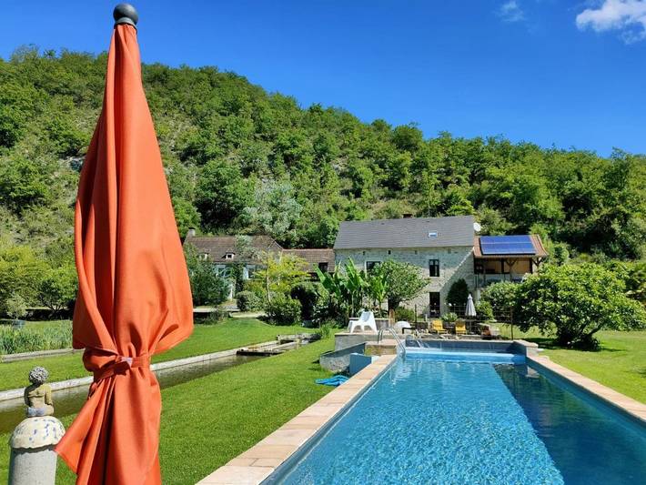 Location de vacances pour 4 personnes, avec Terrasse et Jardin ainsi que Piscine et Vue à Lachapelle-Auzac