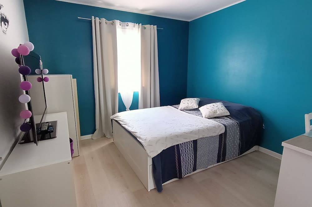 New modern single-storey air-conditioned villa with swimming pool and playground in Camaret-sur-Aigues, Vaucluse