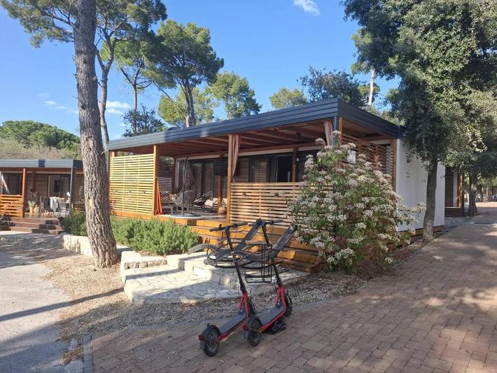Camping für 8 Personen, mit Garten und Ausblick in Biograd na Moru