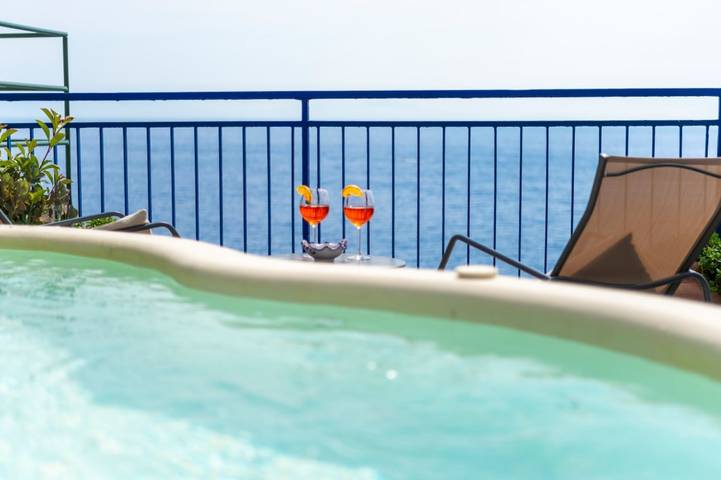 Location de vacances pour 8 personnes, avec terrasse ainsi que piscine et jardin à Praiano - 3