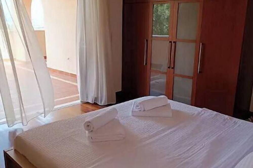 Athenian Country House Retreat. in Porto Rafti, Markopoulo-Mesogaia