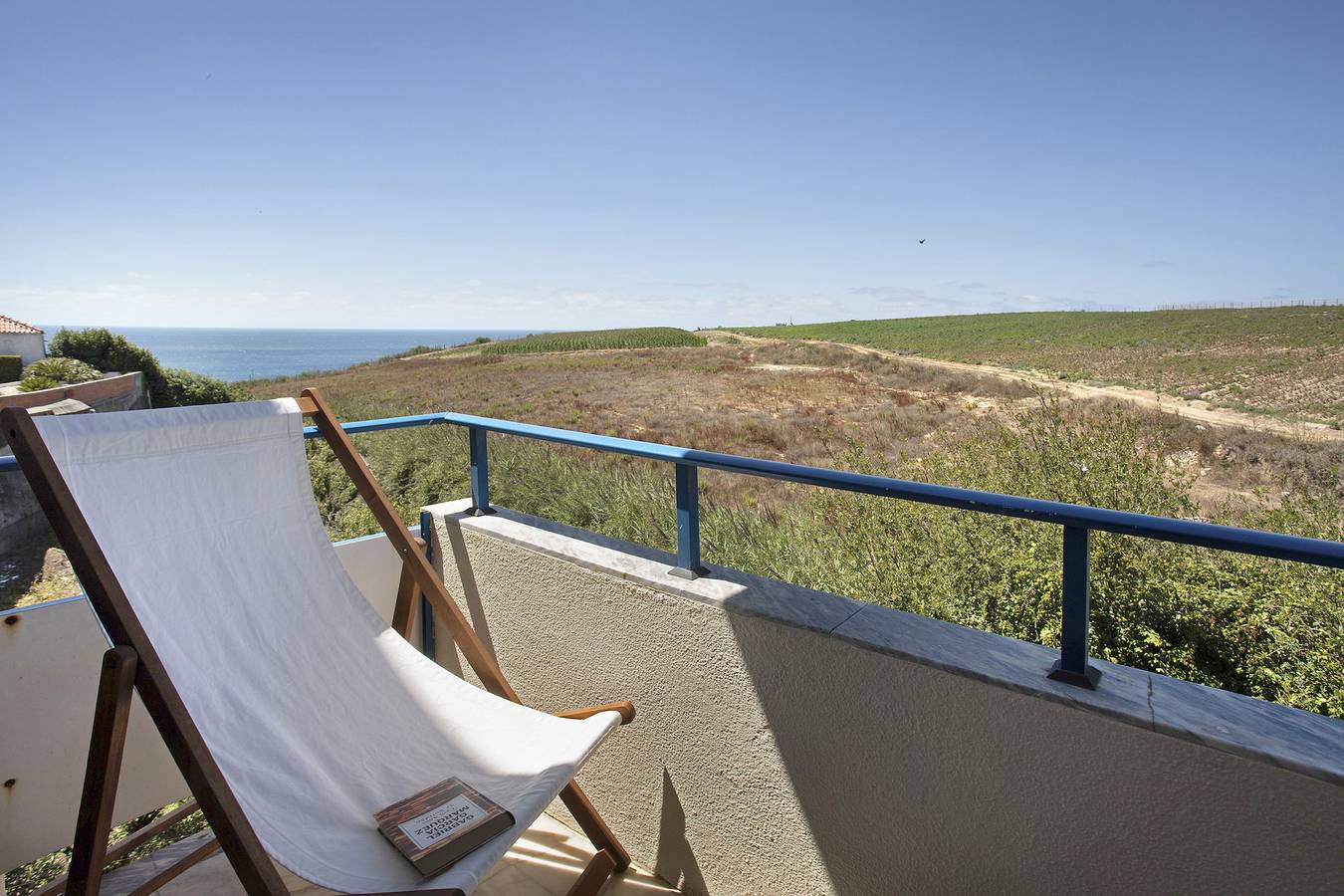 Ganze Wohnung, Ferienwohnung "Sao Bernardino Beach House" mit Meerblick, privater überdachter Terrasse und Wlan in Peniche, Leiria District