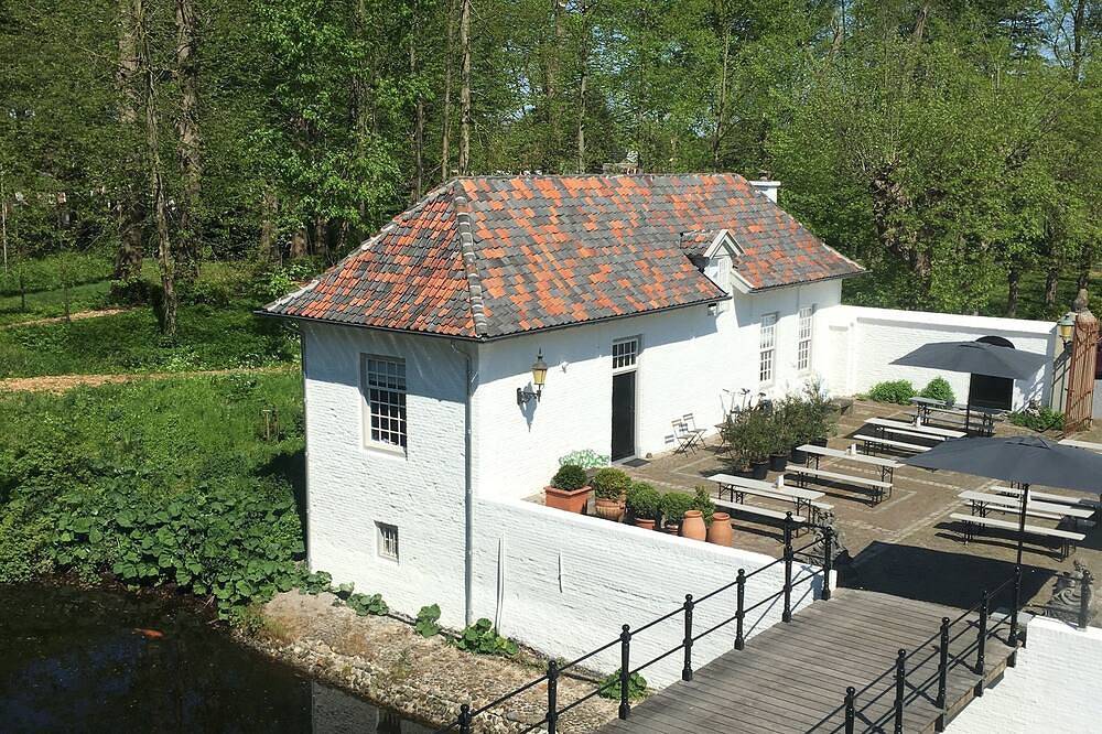 Nice holiday home on the estate of Het Witte Kasteel in Loon op Zand, Noord-Brabant