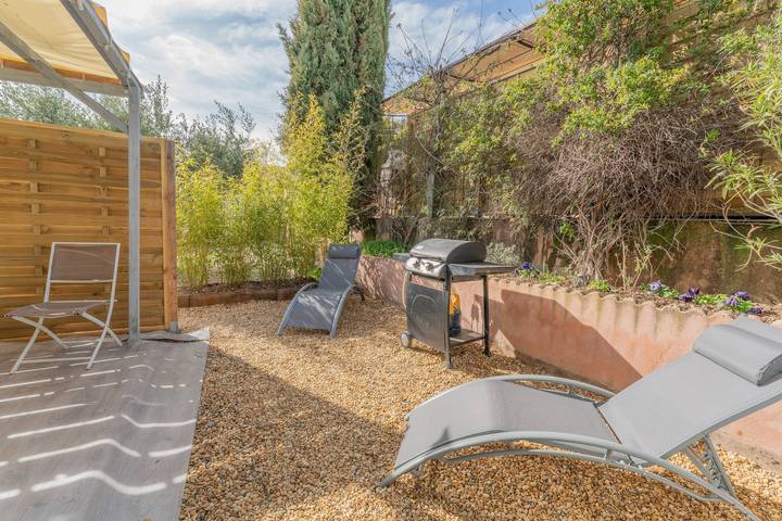 Appartamento intero, Appartamento 'Villa Les Lauriers' con terrazza condivisa, Wi-Fi e aria condizionata in Lioux, Parco naturale regionale del Luberon