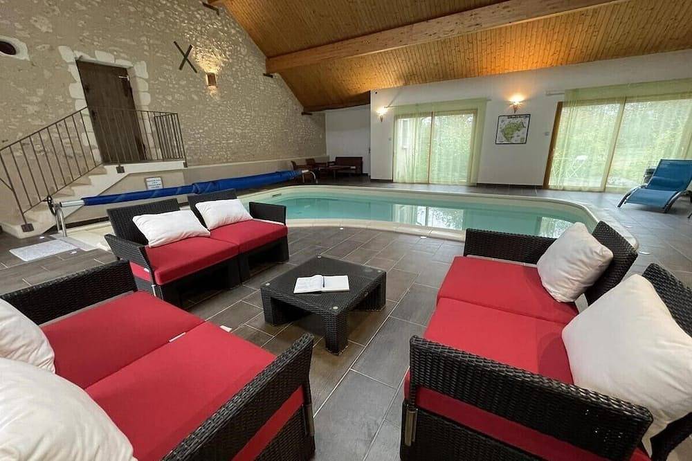 Gite 4* Roses proche zoo de Beauval Chenonceau Tours avec une piscine intérieure in Chédigny, Vallée de la Loire