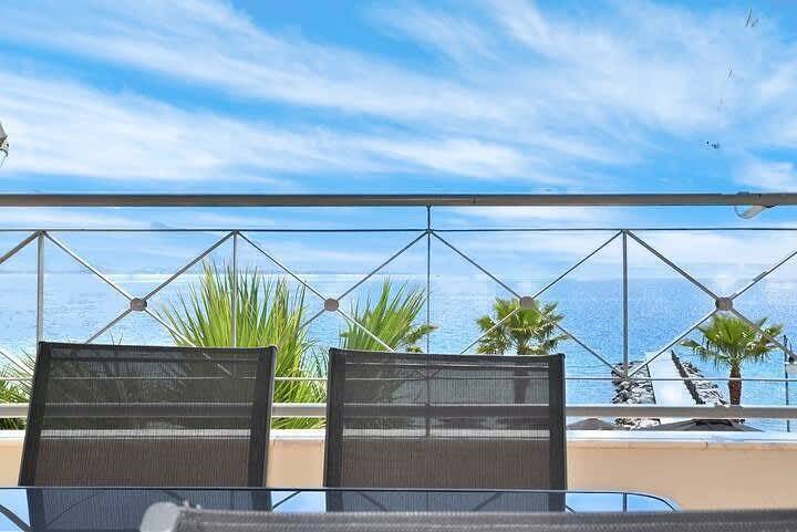 Entire apartment, Lucky's Homes - Sunny Beachfront Suite in Magnisia