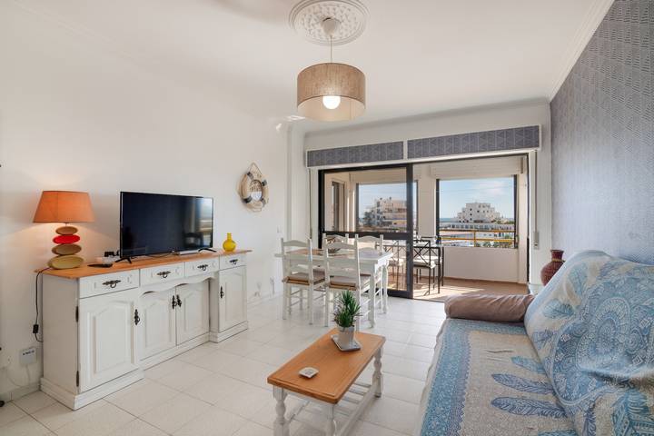 Ganze Wohnung, Ferienwohnung 'Mar Azul' mit Meerblick, Balkon und WLAN in Quarteira, Faro Distrikt
