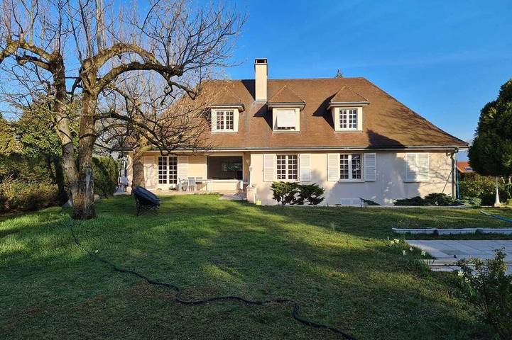 Location de vacances pour 18 personnes, avec Terrasse et Jardin à Saint-Julien-en-Genevois