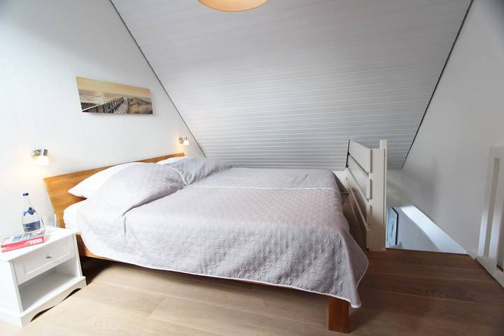Ganze Wohnung, Ferienappartement mit vielen Holzakzenten für bis zu vier Personen in Nordfriesische Inseln (Schleswig-Holstein) (Schleswig-Holstein), Wenningstedt