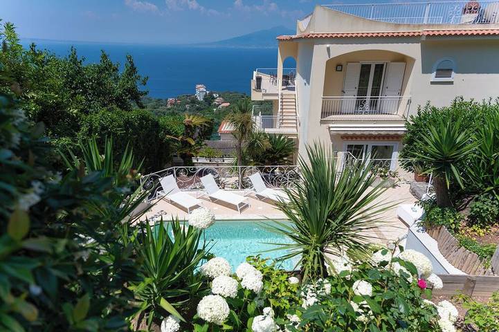 Villa with pool for 10 people, with garden and hot tub as well as balcony in Sorrento